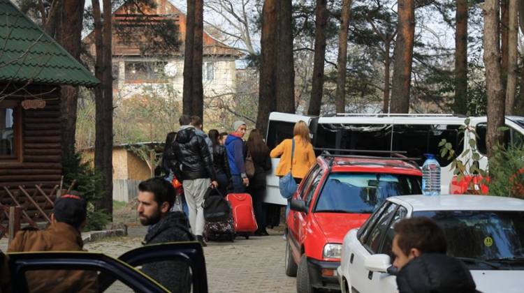 Studenții merg în cantonament pentru bal.