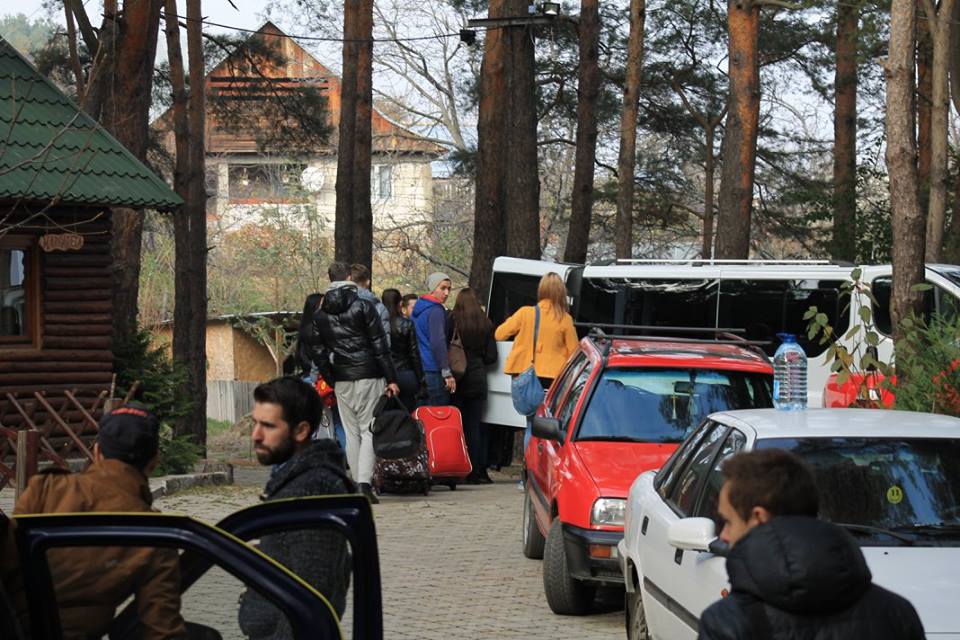 Studenții merg în cantonament pentru bal.