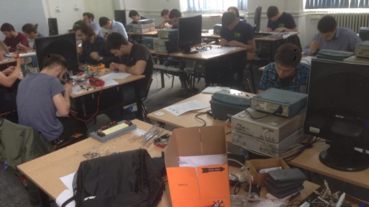 Studenții din anul II și III de le ETTI au participat la Concursul Național „PCB: Testare și Verificare”