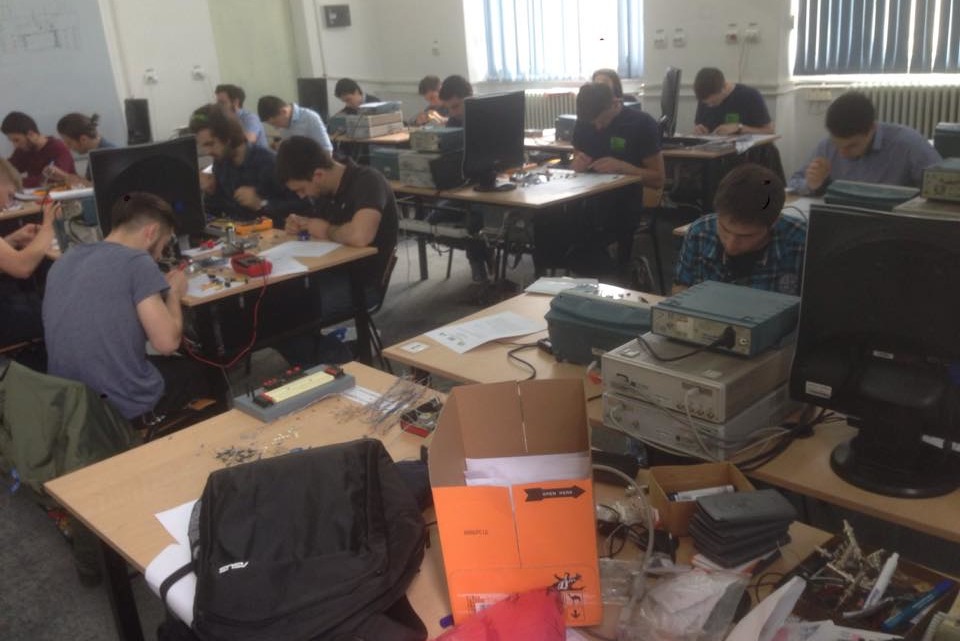 Studenții din anul II și III de le ETTI au participat la Concursul Național „PCB: Testare și Verificare”